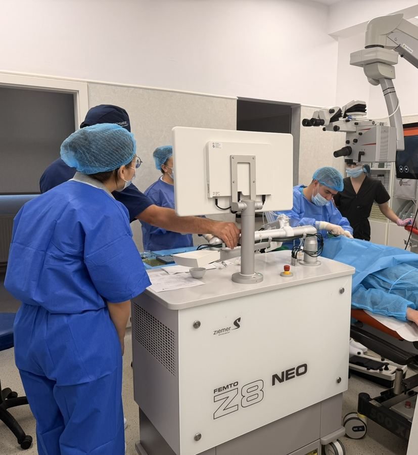 Echipa medicală și aparatura din sala de operație, fotografie din documentul aprobat